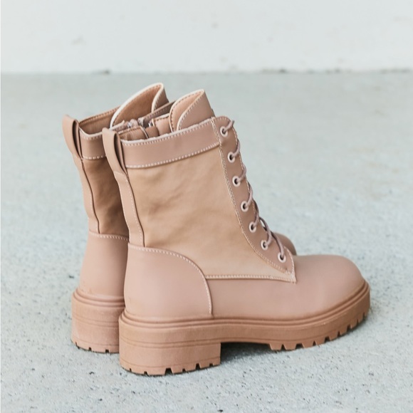 Grunge Lace Up Round Toe Boots - Picture 2 of 9